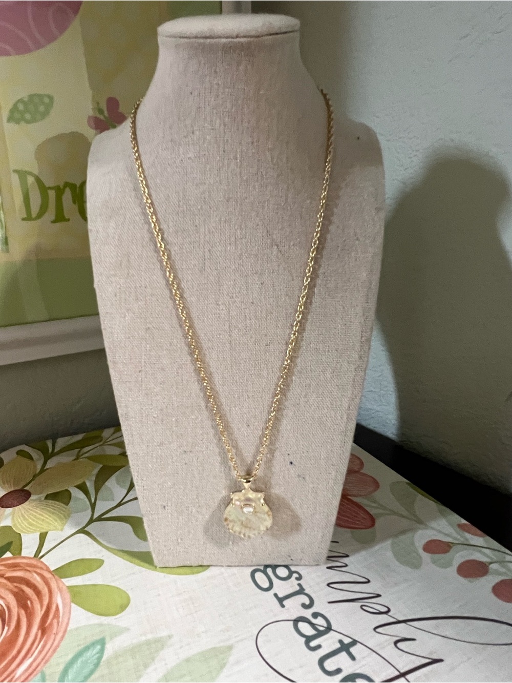 NWT Kendra Scott Lucia Shell Gold Short Pendant Necklace #KSNK